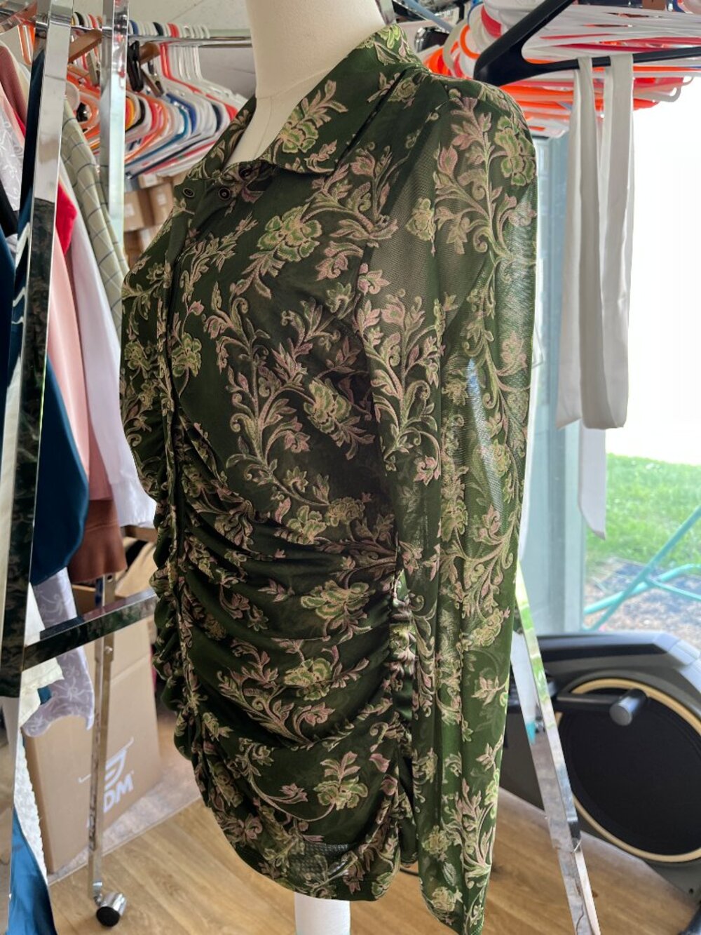 Susan Graver Printed Mesh Ruched Snap Front Top Green Floral S - Picture 4 of 12